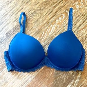 Like New Elle Macpherson cornflower blue underwire bra with lace